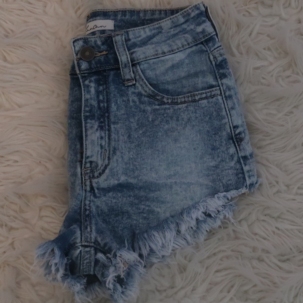 LIGHT WASH FRAYED DENIM SHORTS
